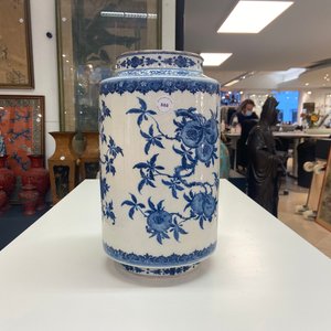 Een Chinese blauw-witte 'sanduo' vaas in zacht porselein, Qianlong — foto 9