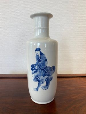 Een Chinese blauw-witte 'Sanxing' rouleau vaas, wellicht 19e eeuw — foto 2