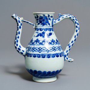 Een Chinese blauw-witte schenkkan met floraal decor, Transitie periode — foto 2