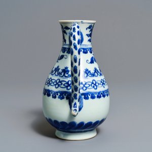 Een Chinese blauw-witte schenkkan met floraal decor, Transitie periode — foto 3