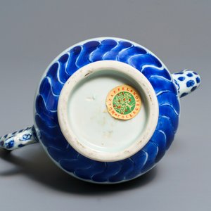 Een Chinese blauw-witte schenkkan met floraal decor, Transitie periode — foto 6