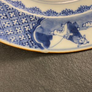 Een Chinese blauw-witte schotel en een bord, Kangxi/Yongzheng — foto 3