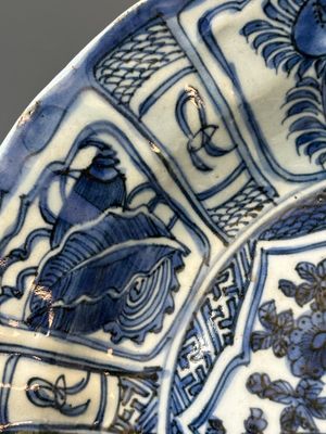 Een Chinese blauw-witte schotel en een octagonale 'Drie Vrienden van de Winter' schotel, Wanli en Qianlong — foto 14