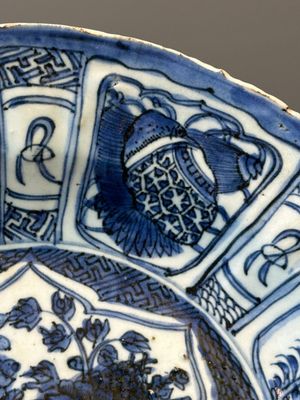 Een Chinese blauw-witte schotel en een octagonale 'Drie Vrienden van de Winter' schotel, Wanli en Qianlong — foto 15