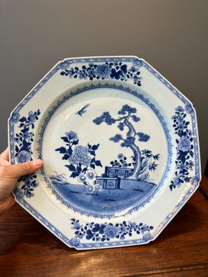 Een Chinese blauw-witte schotel en een octagonale 'Drie Vrienden van de Winter' schotel, Wanli en Qianlong — foto 2