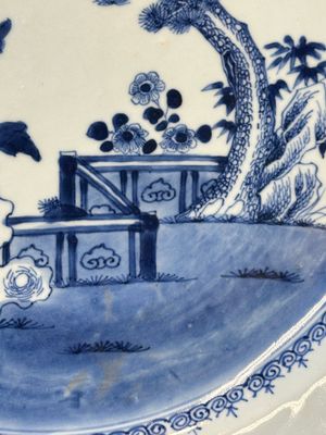 Een Chinese blauw-witte schotel en een octagonale 'Drie Vrienden van de Winter' schotel, Wanli en Qianlong — foto 3