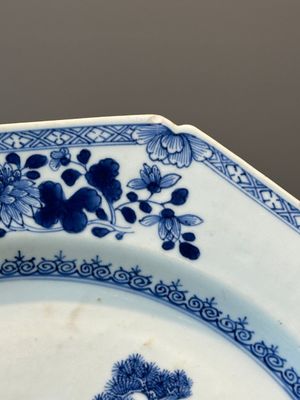 Een Chinese blauw-witte schotel en een octagonale 'Drie Vrienden van de Winter' schotel, Wanli en Qianlong — foto 7