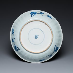 Een Chinese blauw-witte schotel en een verte-Imari dekselterrine, Kangxi — foto 3