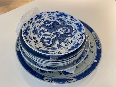 Een Chinese blauw-witte schotel en tien borden, 19e eeuw — foto 1