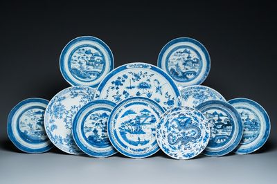 Een Chinese blauw-witte schotel en tien borden, 19e eeuw
