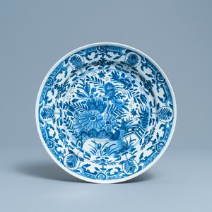 Een Chinese blauw-witte schotel en twee borden in Delftse stijl, Kangxi/Qianlong — foto 2