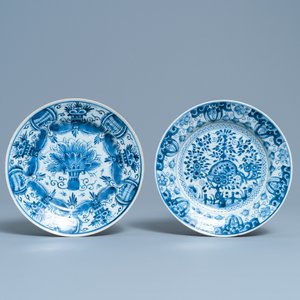 Een Chinese blauw-witte schotel en twee borden in Delftse stijl, Kangxi/Qianlong — foto 4