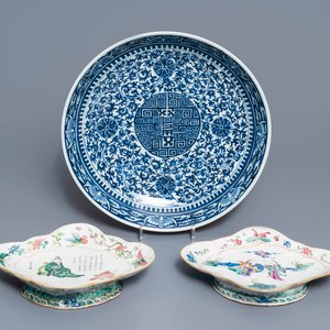 Een Chinese blauw-witte schotel en twee famille rose kommen, 19e eeuw — foto 1