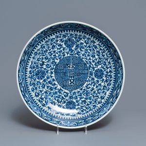 Een Chinese blauw-witte schotel en twee famille rose kommen, 19e eeuw — foto 2