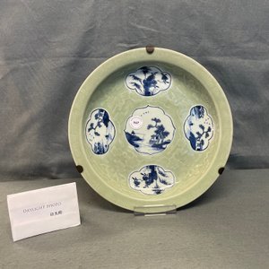 Een Chinese blauw-witte schotel met celadon fondkleur, Qianlong — foto 3