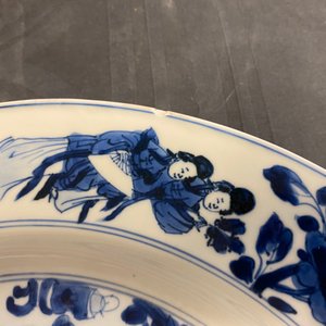 Een Chinese blauw-witte schotel met dames bij een jardinière, Kangxi — foto 11