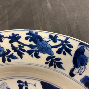 Een Chinese blauw-witte schotel met dames bij een jardinière, Kangxi — foto 8