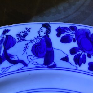 Een Chinese blauw-witte schotel met dames bij een jardinière, Kangxi — foto 3
