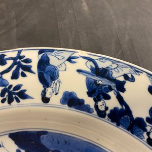Een Chinese blauw-witte schotel met dames bij een jardinière, Kangxi — foto 9