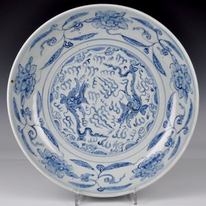 Een Chinese blauw-witte schotel met draken, Ming — foto 1