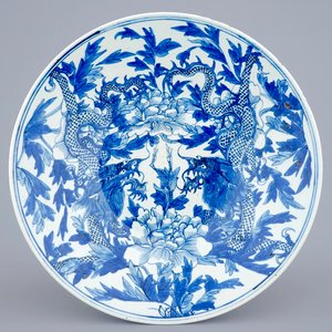 Een Chinese blauw-witte schotel met draken tussen pioenen, 19e eeuw — foto 1