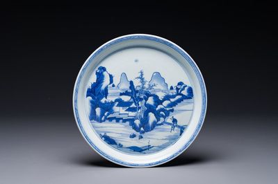 Een Chinese blauw-witte schotel met een bergachtig rivierlandschap, Chenghua merk, Kangxi