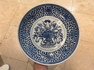 Een Chinese blauw-witte schotel met een boeket in Ming-stijl, Qianlong — foto 4