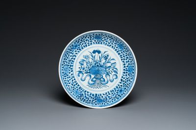 Een Chinese blauw-witte schotel met een boeket in Ming-stijl, Qianlong