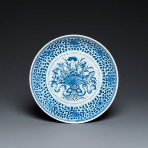 Een Chinese blauw-witte schotel met een boeket in Ming-stijl, Qianlong — foto 1