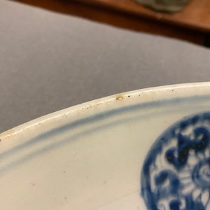 Een Chinese blauw-witte schotel met een gevleugelde zeedraak, Jiajing merk, Ming — foto 5