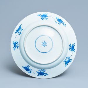 Een Chinese blauw-witte schotel met een jachtscène, Kangxi — foto 2
