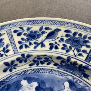 Een Chinese blauw-witte schotel met een jachtscène, Kangxi — foto 8
