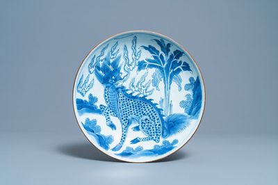 Een Chinese blauw-witte schotel met een kylin, Yu Tang Jia Qi merk, Shunzhi