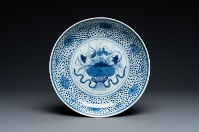Een Chinese blauw-witte schotel met een lotusboeket, Qianlong/Jiaqing