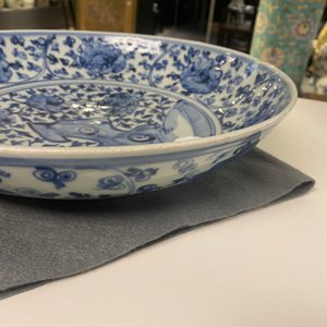 Een Chinese blauw-witte schotel met een rotspartij, Ming — foto 11
