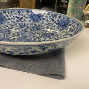 Een Chinese blauw-witte schotel met een rotspartij, Ming — foto 13