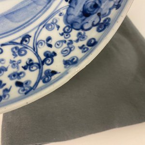 Een Chinese blauw-witte schotel met een rotspartij, Ming — foto 14
