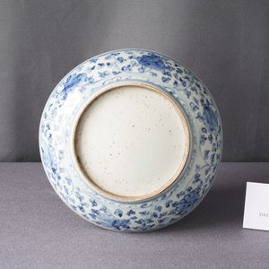 Een Chinese blauw-witte schotel met een rotspartij, Ming — foto 4