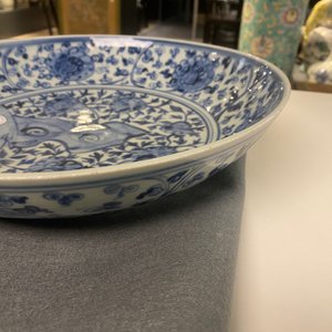 Een Chinese blauw-witte schotel met een rotspartij, Ming — foto 6