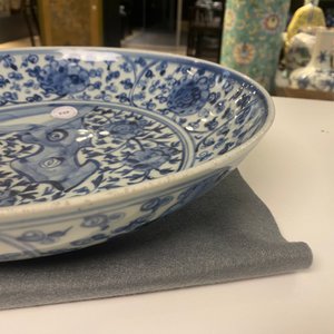 Een Chinese blauw-witte schotel met een rotspartij, Ming — foto 8