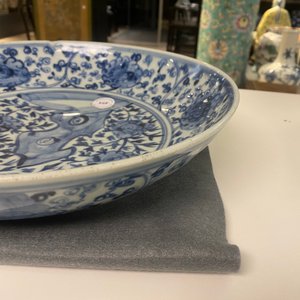 Een Chinese blauw-witte schotel met een rotspartij, Ming — foto 9