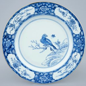 Een Chinese blauw-witte schotel met een valk, Kangxi — foto 1