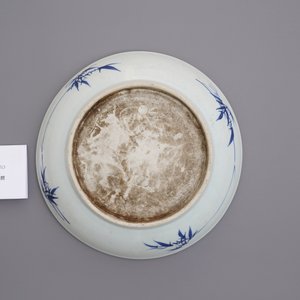 Een Chinese blauw-witte schotel met een visser aan de oever, Yongzheng — foto 4