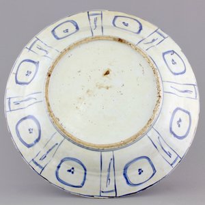Een Chinese blauw-witte schotel met eenden bij een poel, Ming, Wanli — foto 2