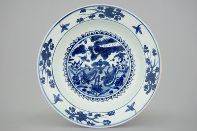 Een Chinese blauw-witte schotel met eenden in een lotusvijver, Ming Dynastie