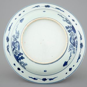 Een Chinese blauw-witte schotel met eenden in een lotusvijver, Ming Dynastie — foto 2