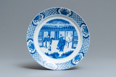 Een Chinese blauw-witte schotel met figuren in een interieur, Kangxi merk en periode