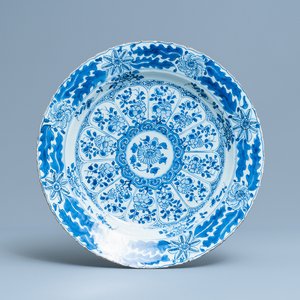 Een Chinese blauw-witte schotel met floraal decor, Kangxi — foto 1