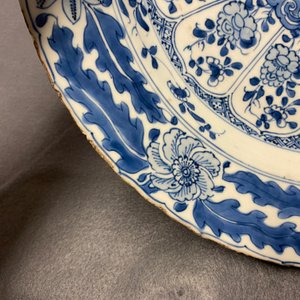 Een Chinese blauw-witte schotel met floraal decor, Kangxi — foto 12