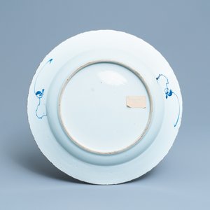 Een Chinese blauw-witte schotel met floraal decor, Kangxi — foto 2